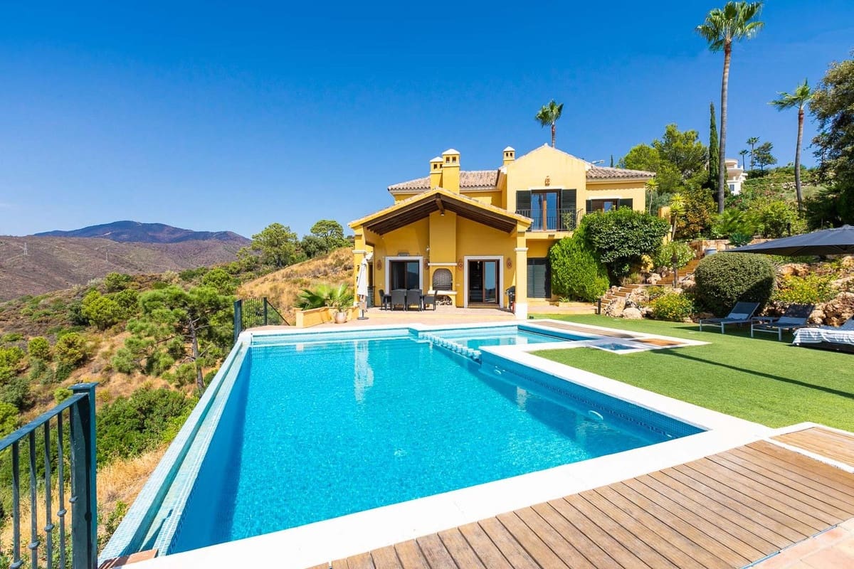 5 bedroom Villa for sale in Benahavis with garage - € 1,875,000 (Ref: 9079704)
