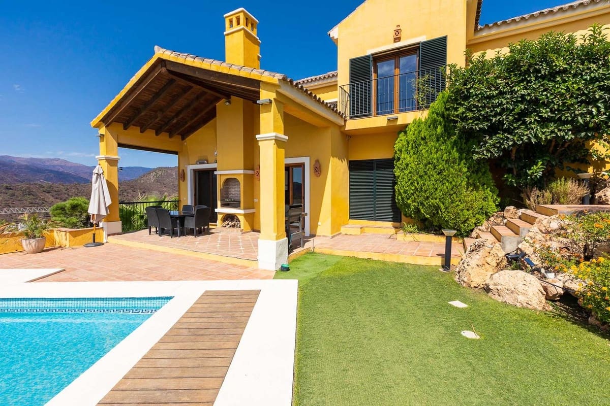5 bedroom Villa for sale in Benahavis with garage - € 1,875,000 (Ref: 9079704)