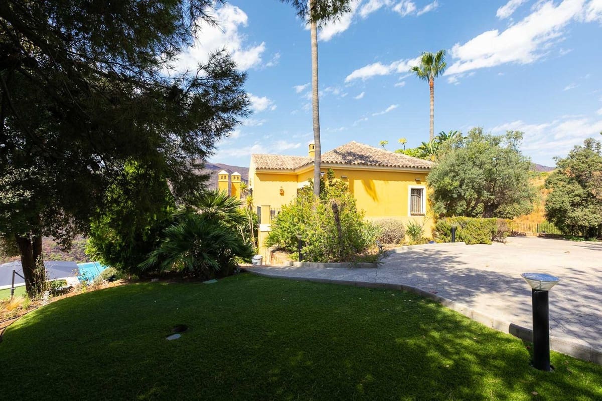 5 bedroom Villa for sale in Benahavis with garage - € 1,875,000 (Ref: 9079704)