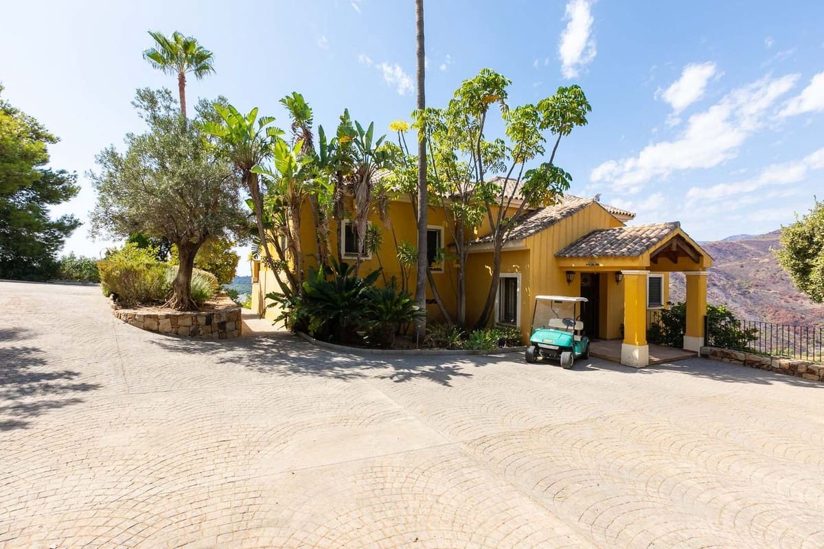 5 bedroom Villa for sale in Benahavis with garage - € 1,875,000 (Ref: 9079704)