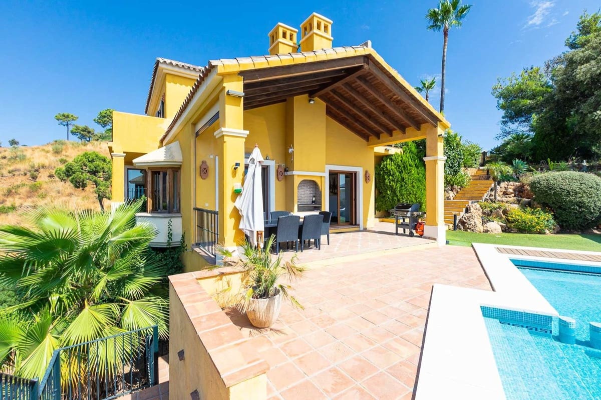 5 bedroom Villa for sale in Benahavis with garage - € 1,875,000 (Ref: 9079704)