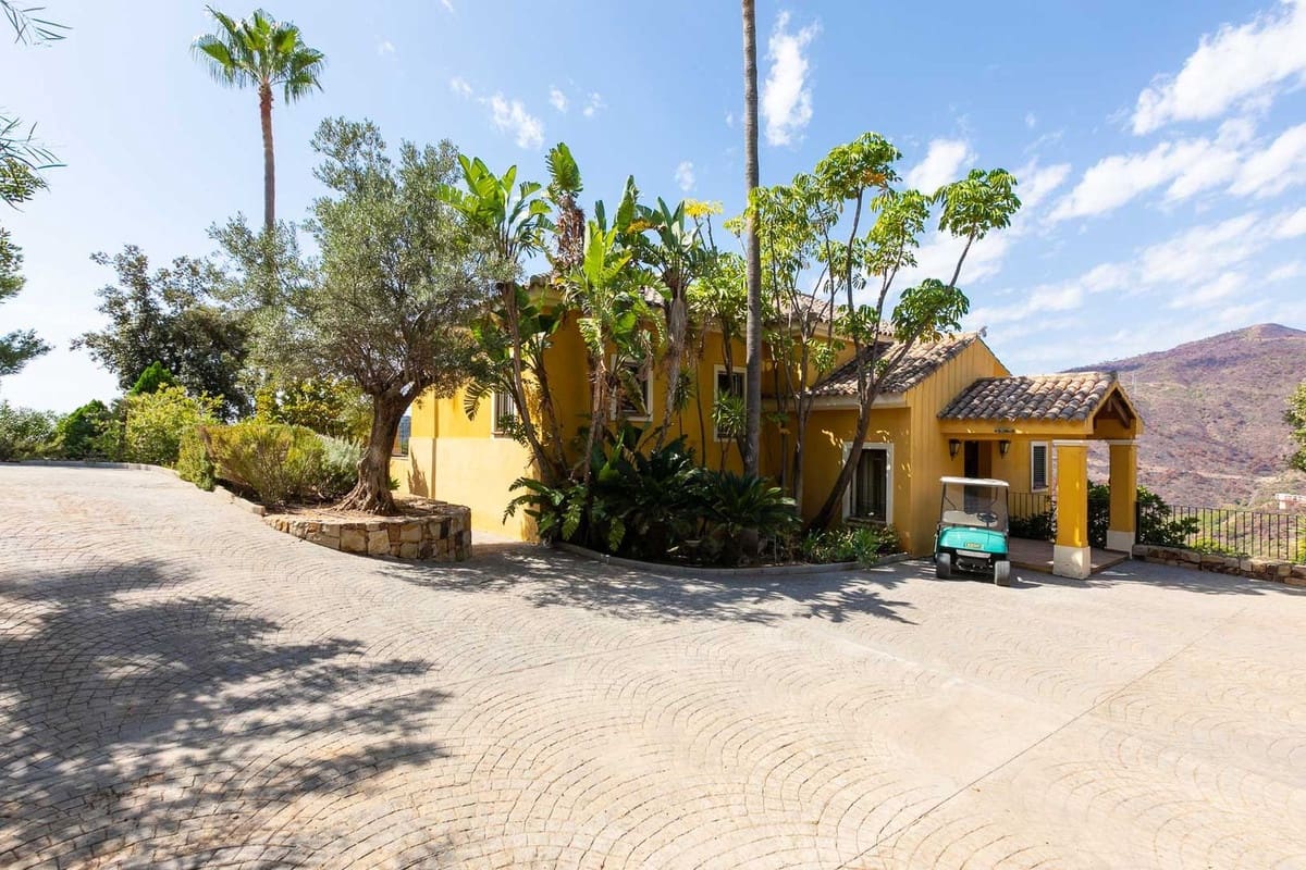 5 bedroom Villa for sale in Benahavis with garage - € 1,875,000 (Ref: 9079704)