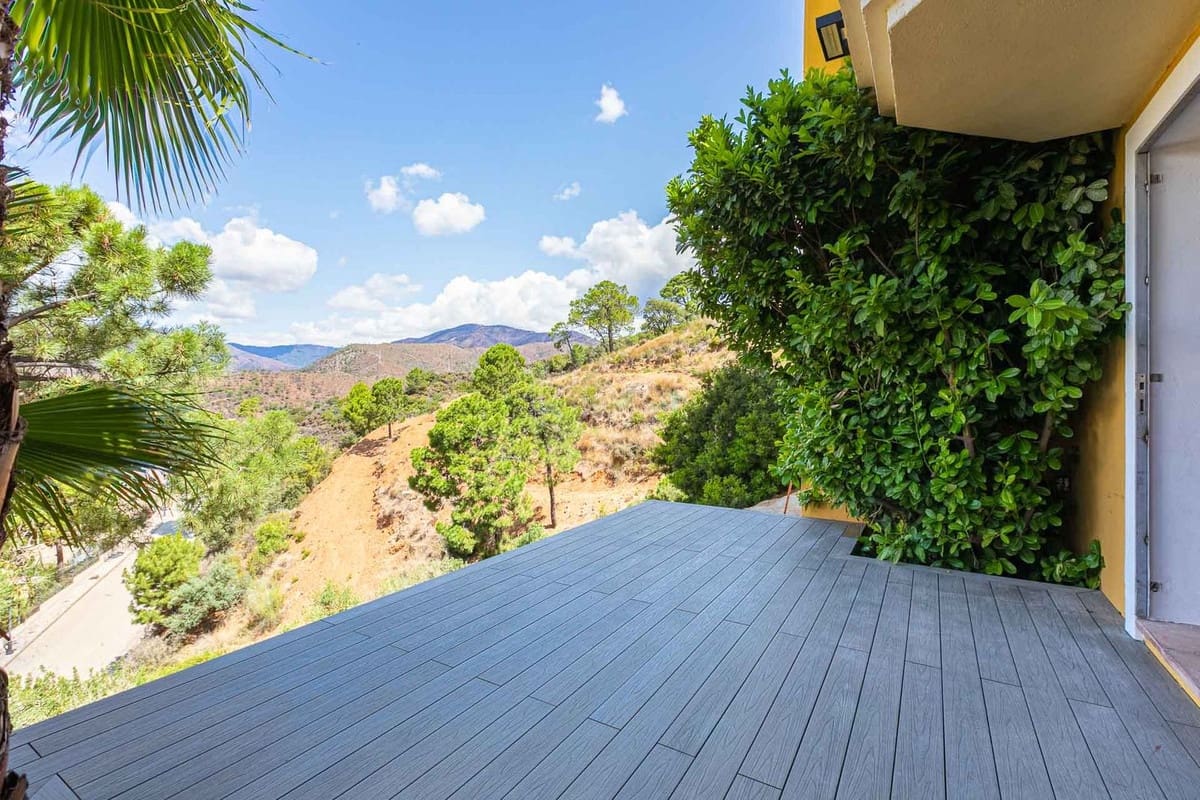 5 bedroom Villa for sale in Benahavis with garage - € 1,875,000 (Ref: 9079704)