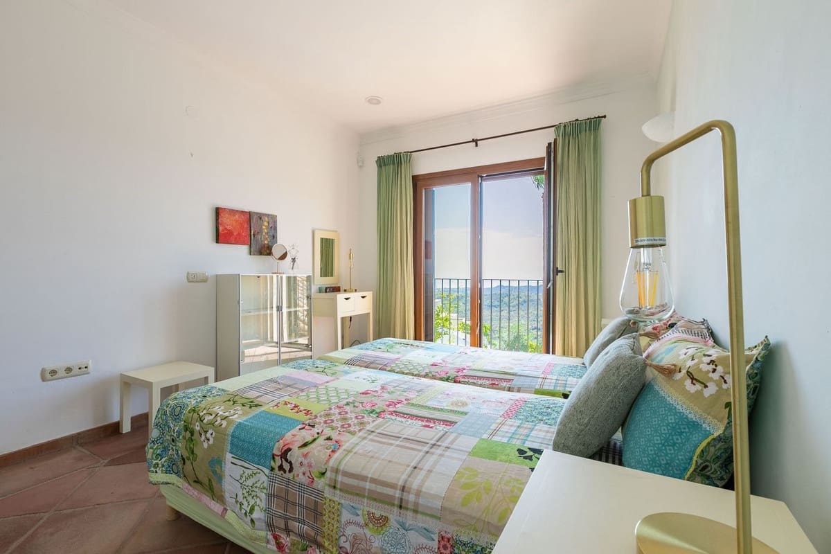 5 sovrum Villa till salu i Benahavis med garage - 1 795 000 € (Ref: 9079704)