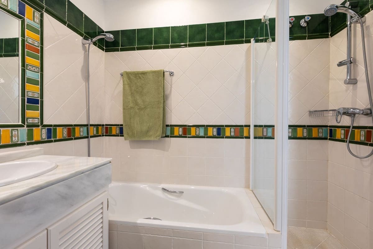 5 sovrum Villa till salu i Benahavis med garage - 1 795 000 € (Ref: 9079704)