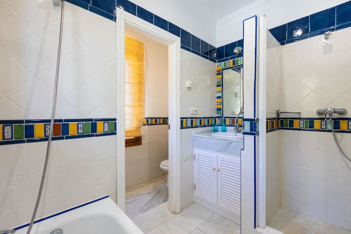 5 sovrum Villa till salu i Benahavis med garage - 1 795 000 € (Ref: 9079704)