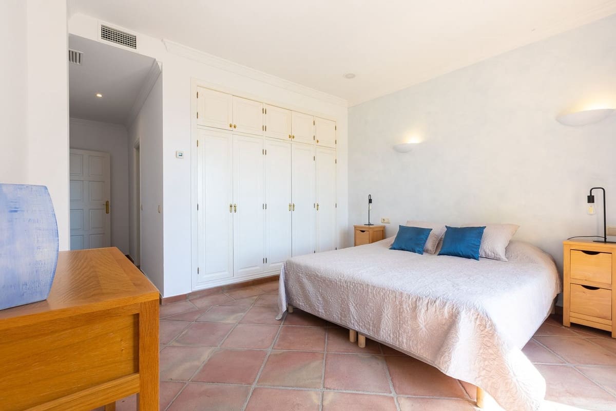 5 sovrum Villa till salu i Benahavis med garage - 1 795 000 € (Ref: 9079704)