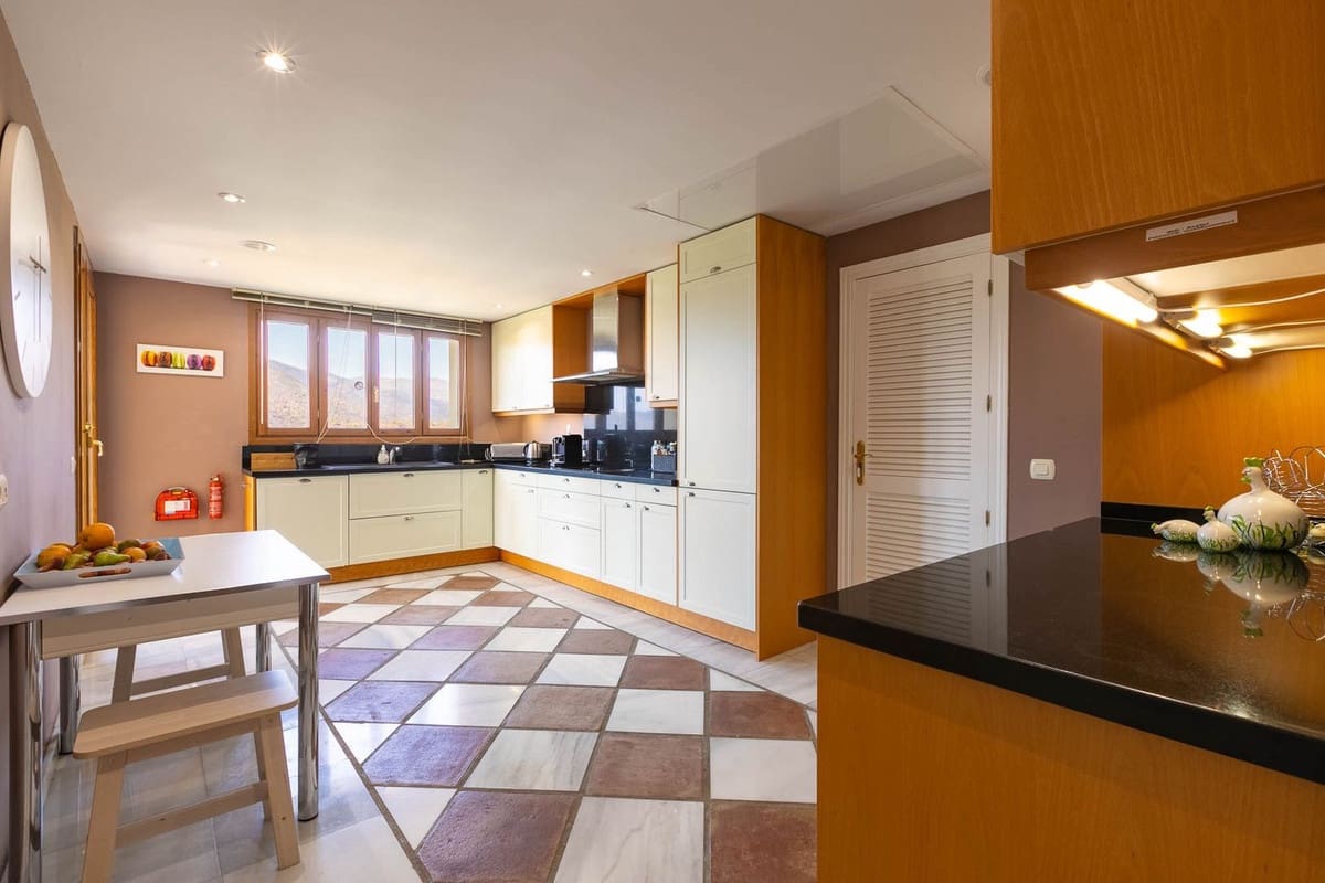 5 sovrum Villa till salu i Benahavis med garage - 1 795 000 € (Ref: 9079704)