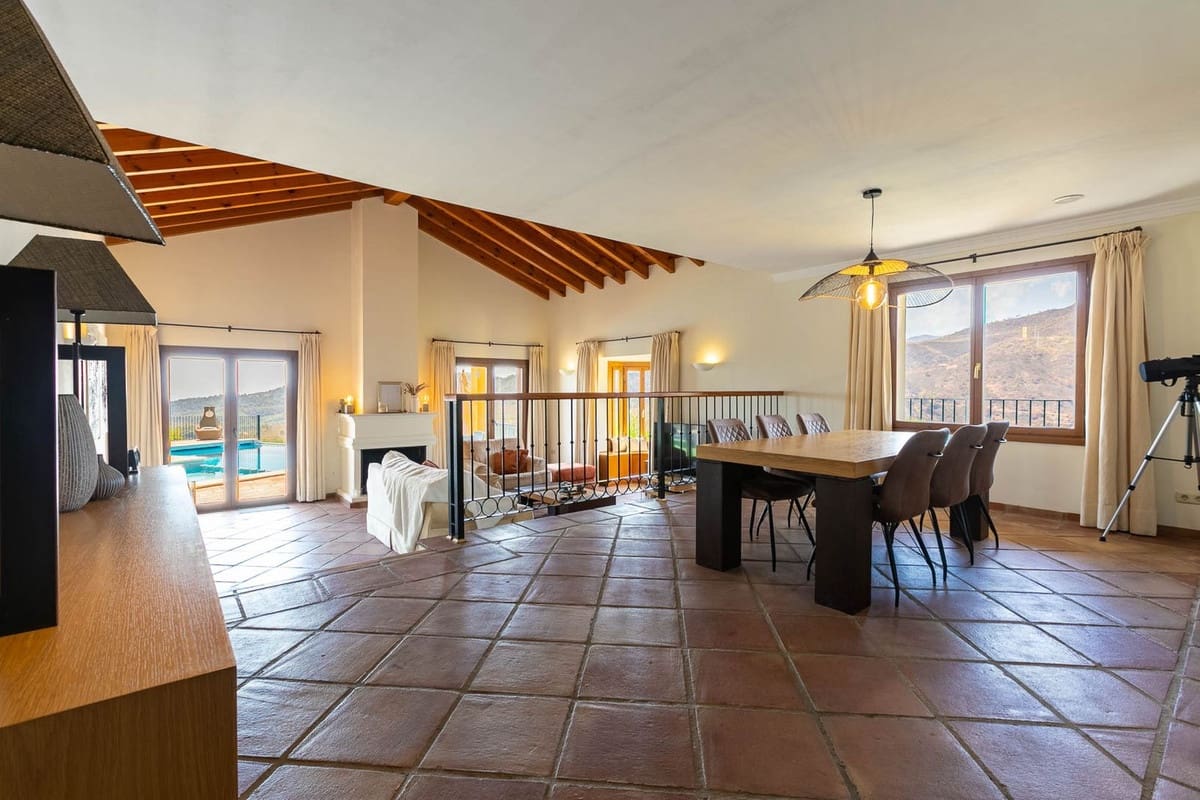 5 sovrum Villa till salu i Benahavis med garage - 1 795 000 € (Ref: 9079704)