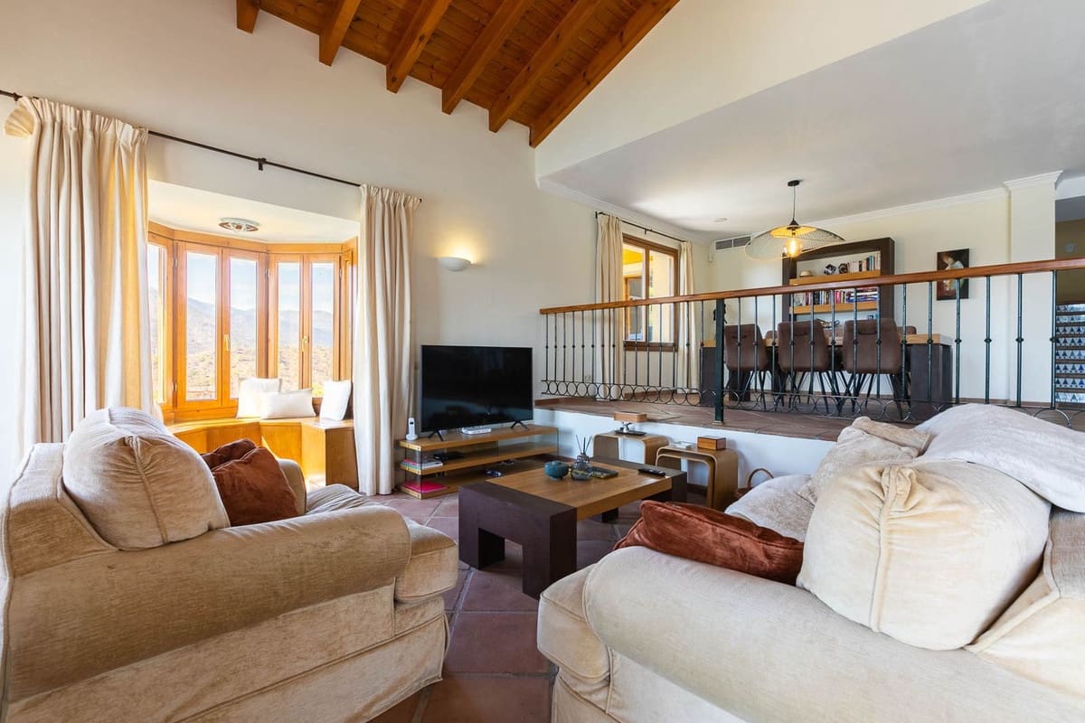 5 sovrum Villa till salu i Benahavis med garage - 1 795 000 € (Ref: 9079704)