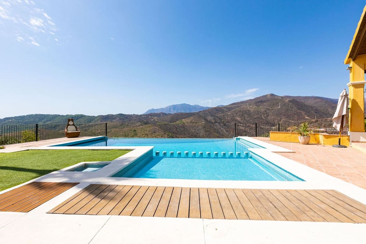 5 sovrum Villa till salu i Benahavis med garage - 1 795 000 € (Ref: 9079704)