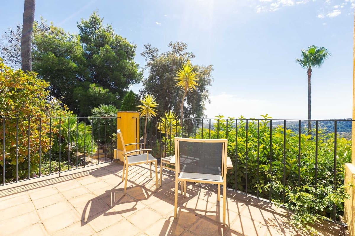 5 sovrum Villa till salu i Benahavis med garage - 1 795 000 € (Ref: 9079704)