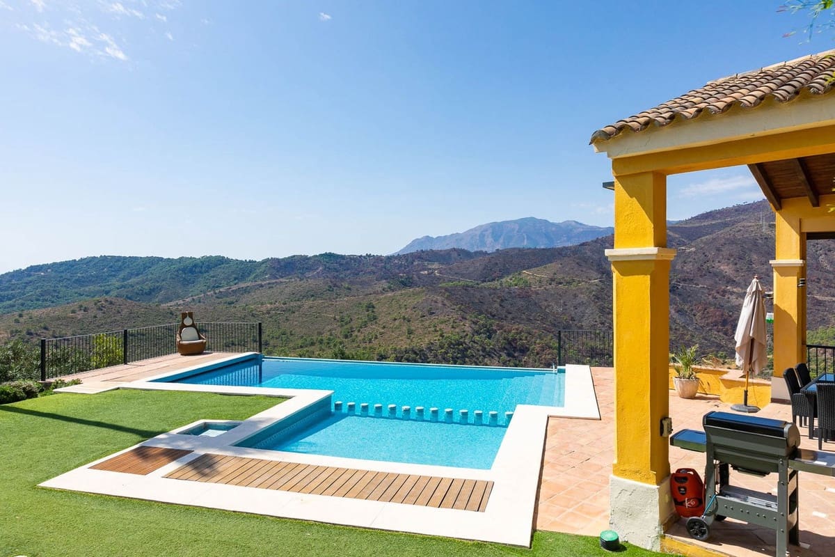 5 sovrum Villa till salu i Benahavis med garage - 1 795 000 € (Ref: 9079704)