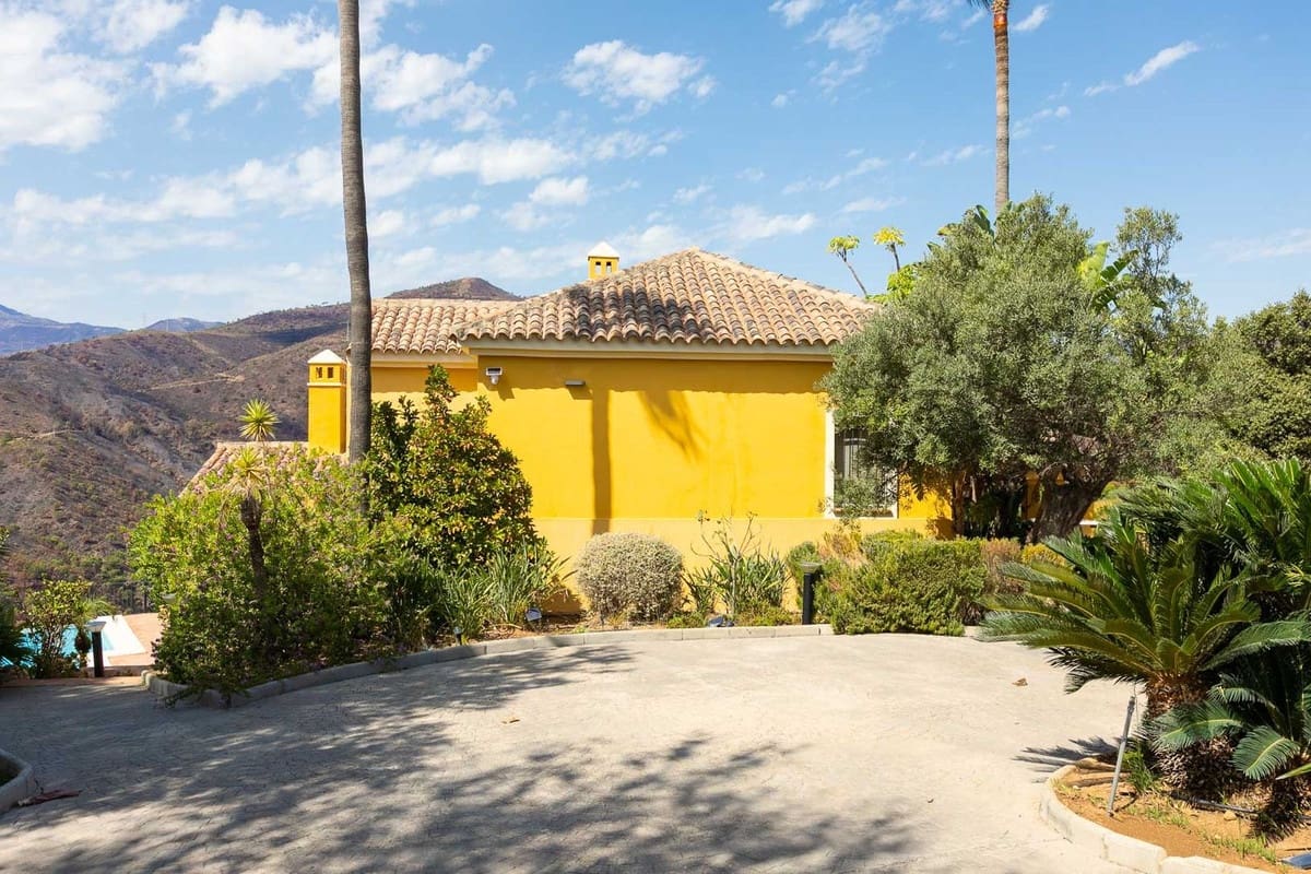 5 sovrum Villa till salu i Benahavis med garage - 1 795 000 € (Ref: 9079704)