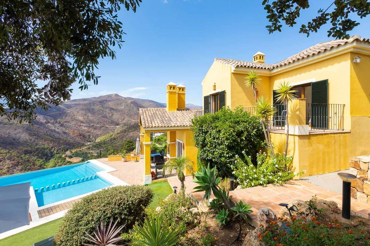 5 sovrum Villa till salu i Benahavis med garage - 1 795 000 € (Ref: 9079704)