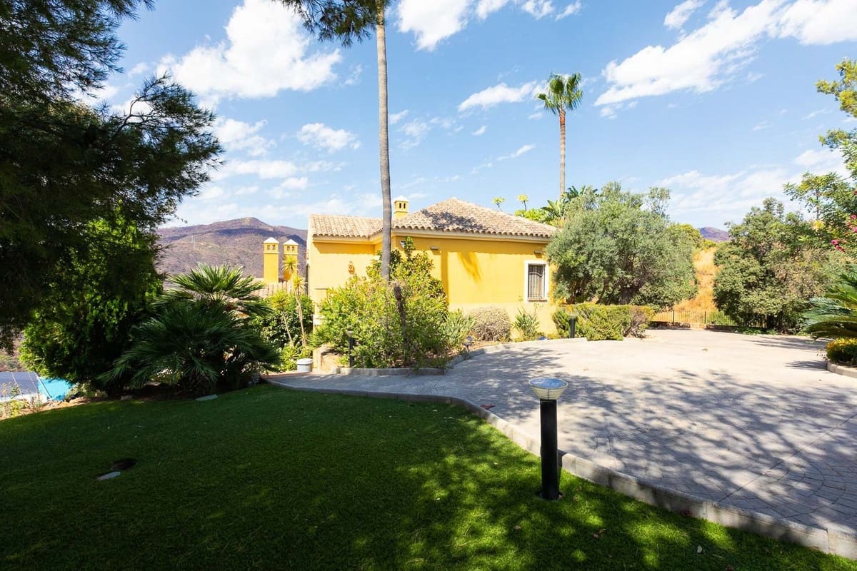 5 sovrum Villa till salu i Benahavis med garage - 1 795 000 € (Ref: 9079704)