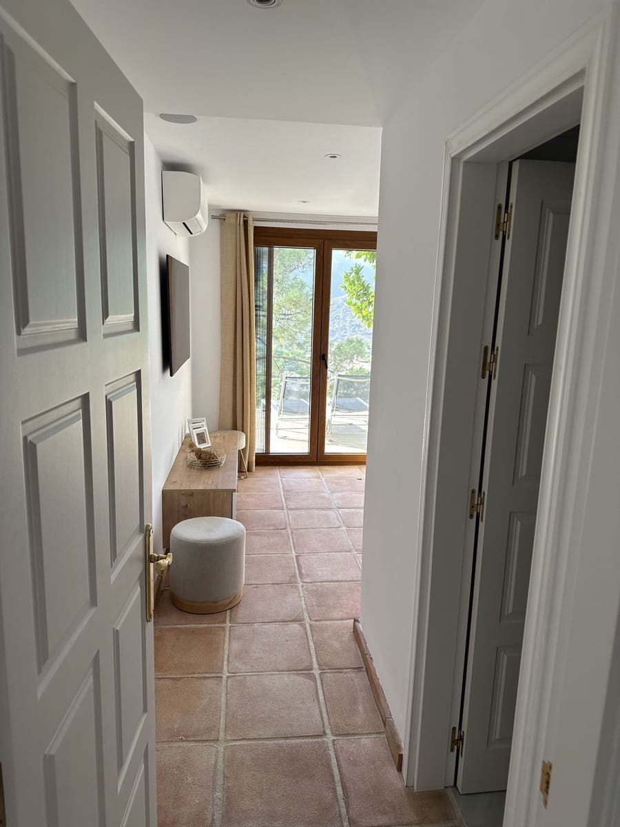 5 sovrum Villa till salu i Benahavis med garage - 1 795 000 € (Ref: 9079704)