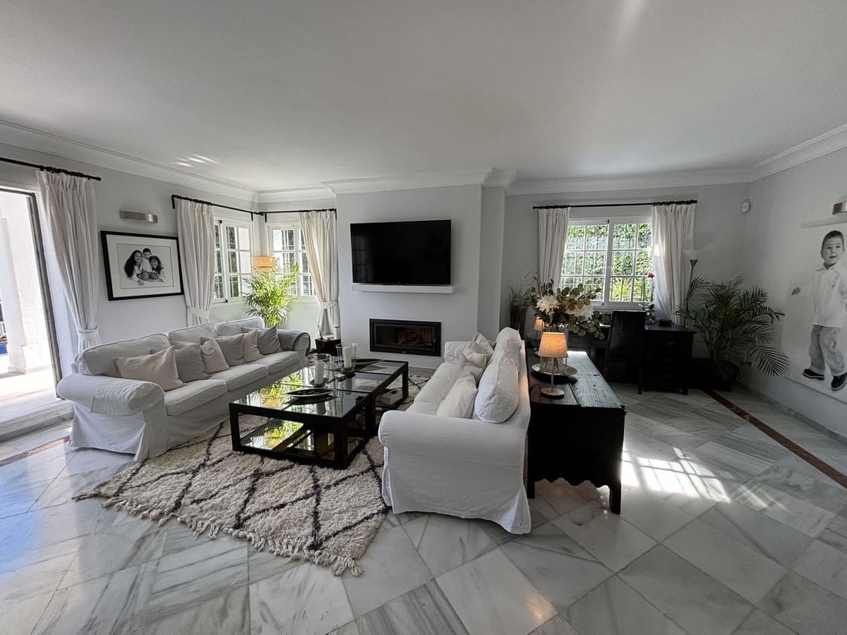 5 sovrum Villa till salu i Nueva Andalucia - 1 800 000 € (Ref: 9079705)