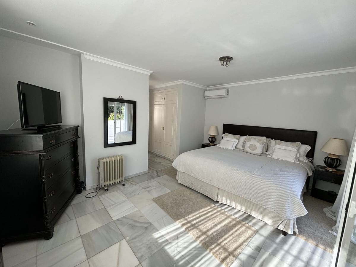 5 sovrum Villa till salu i Nueva Andalucia - 1 800 000 € (Ref: 9079705)