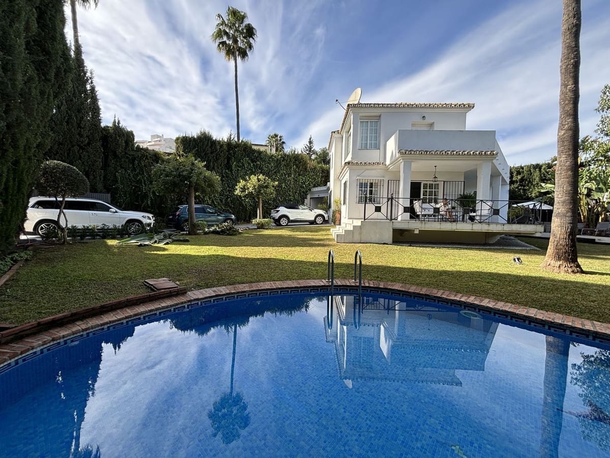 5 sovrum Villa till salu i Nueva Andalucia - 1 800 000 € (Ref: 9079705)