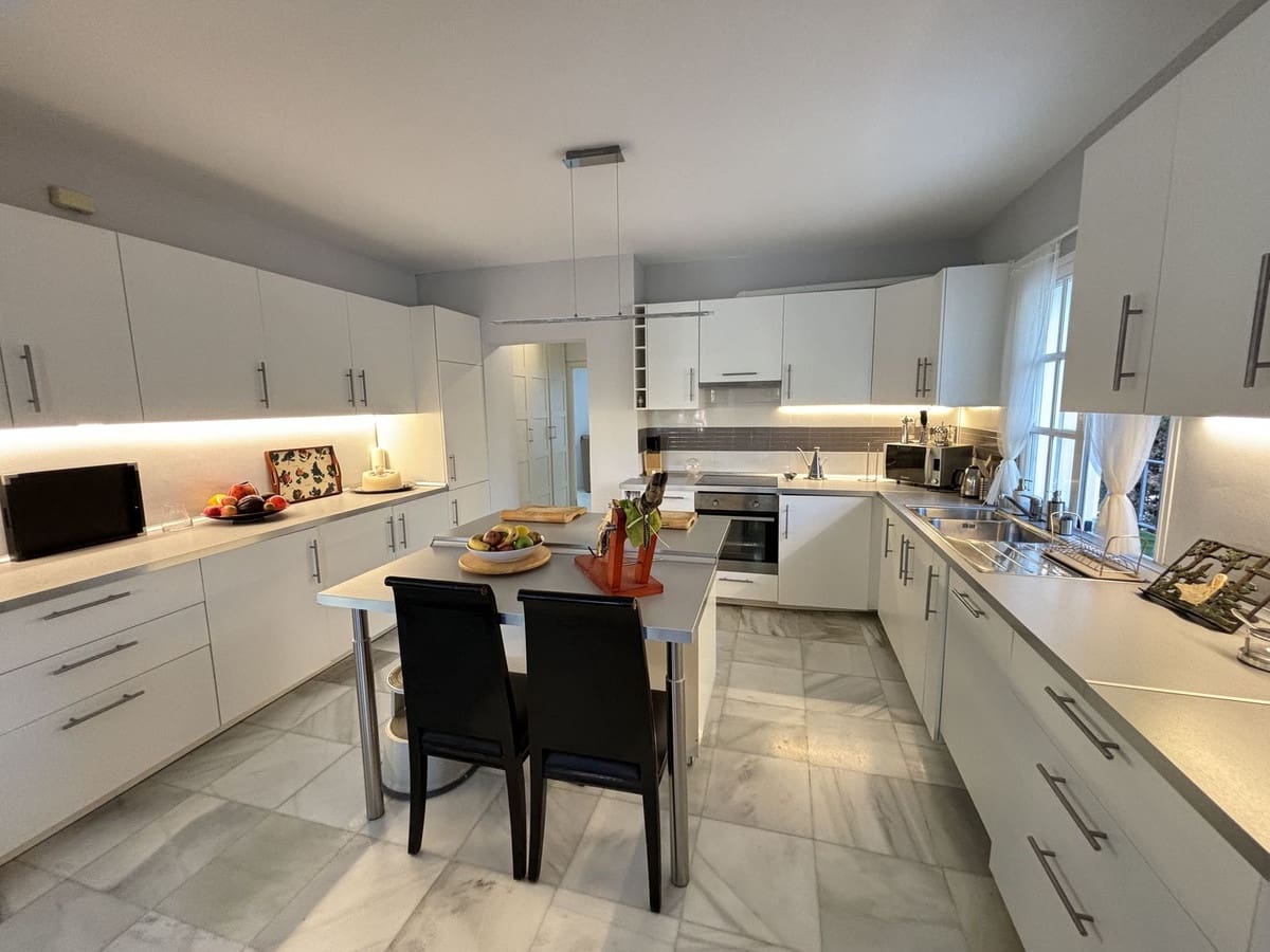 5 sovrum Villa till salu i Nueva Andalucia - 1 800 000 € (Ref: 9079705)