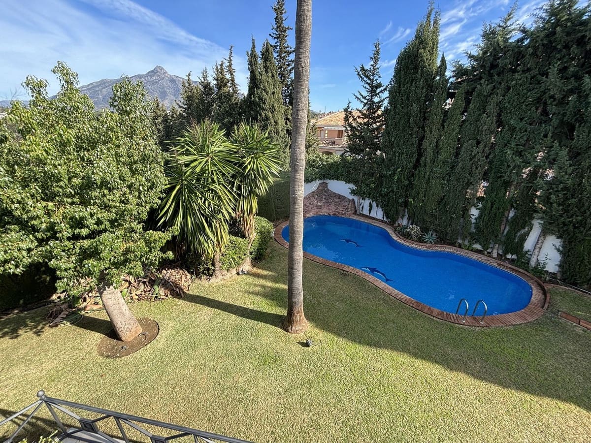 5 sovrum Villa till salu i Nueva Andalucia - 1 800 000 € (Ref: 9079705)