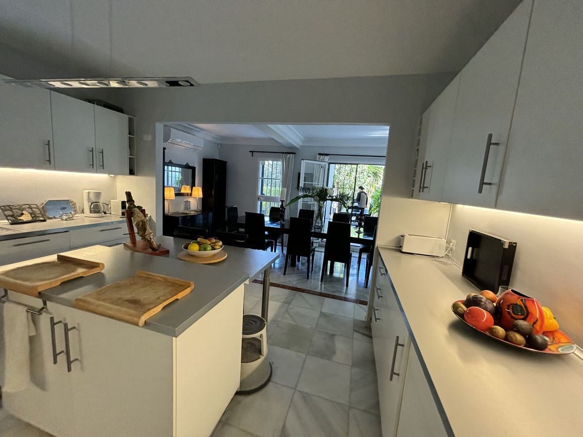 5 sovrum Villa till salu i Nueva Andalucia - 1 800 000 € (Ref: 9079705)