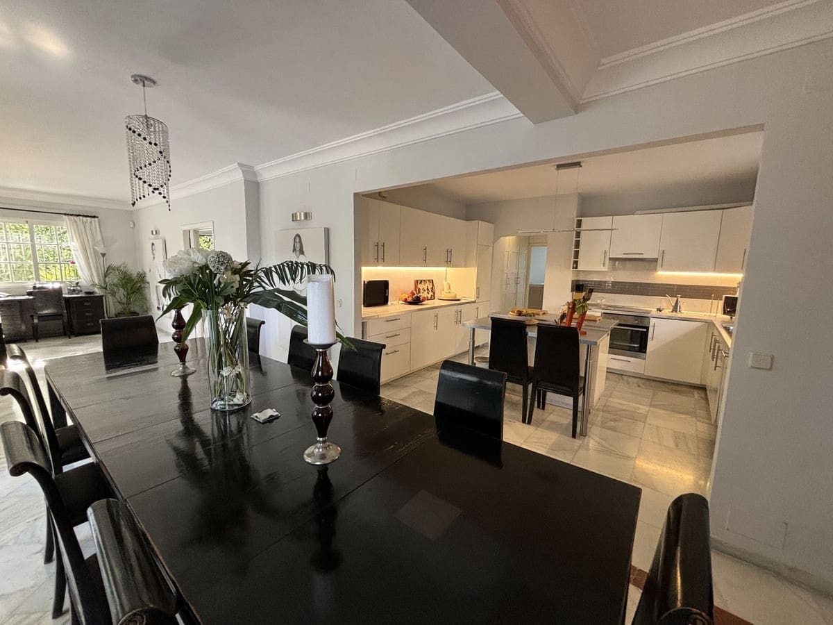 5 sovrum Villa till salu i Nueva Andalucia - 1 800 000 € (Ref: 9079705)