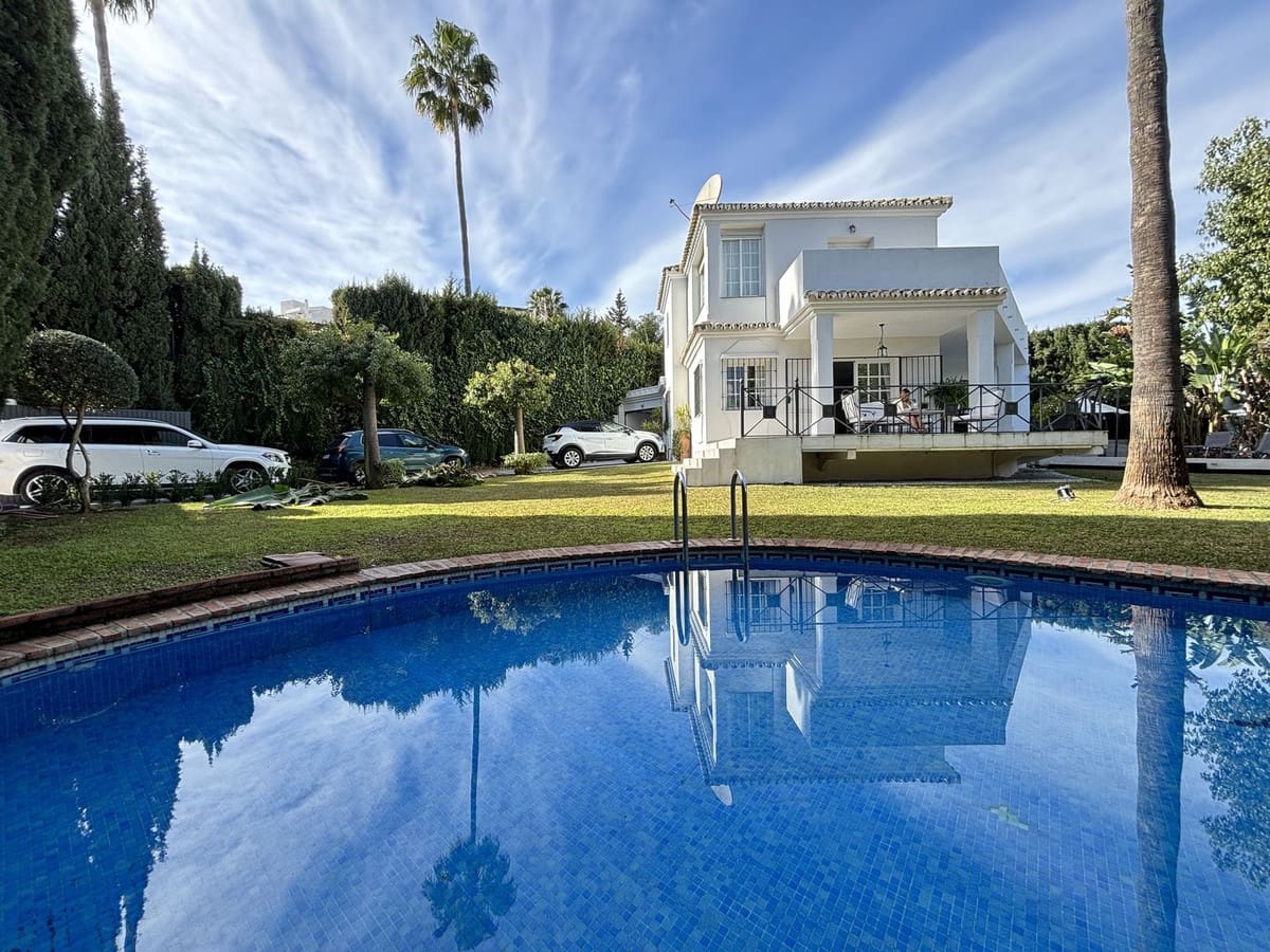 5 sovrum Villa till salu i Nueva Andalucia - 1 800 000 € (Ref: 9079705)