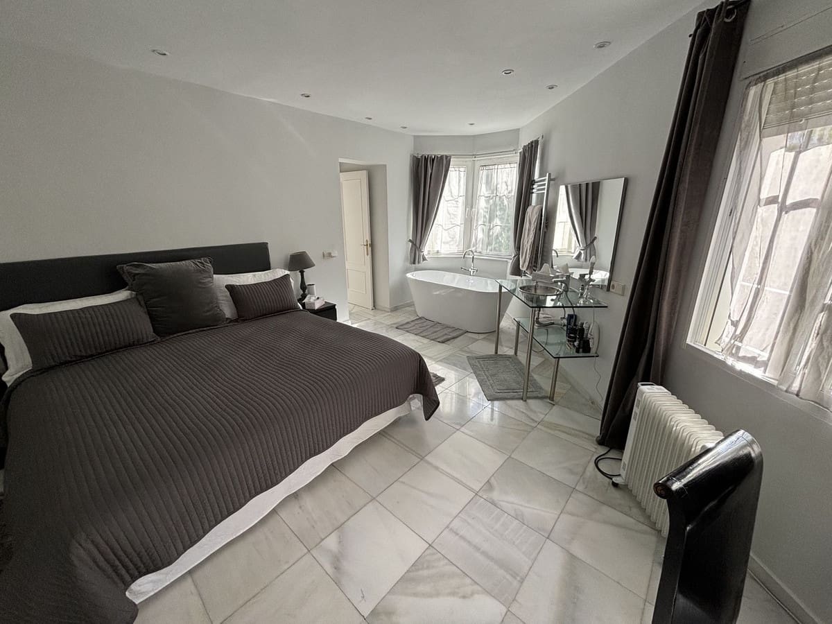 5 sovrum Villa till salu i Nueva Andalucia - 1 800 000 € (Ref: 9079705)