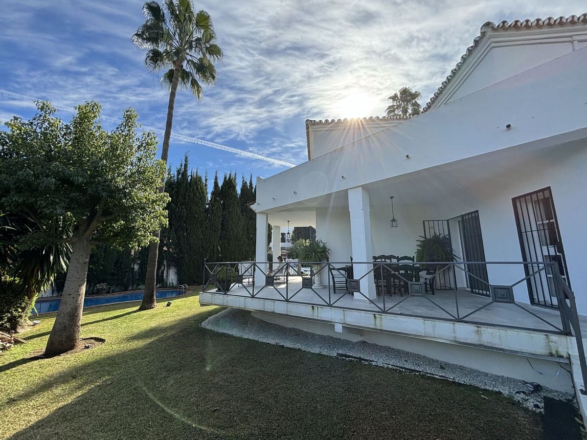 5 sovrum Villa till salu i Nueva Andalucia - 1 800 000 € (Ref: 9079705)