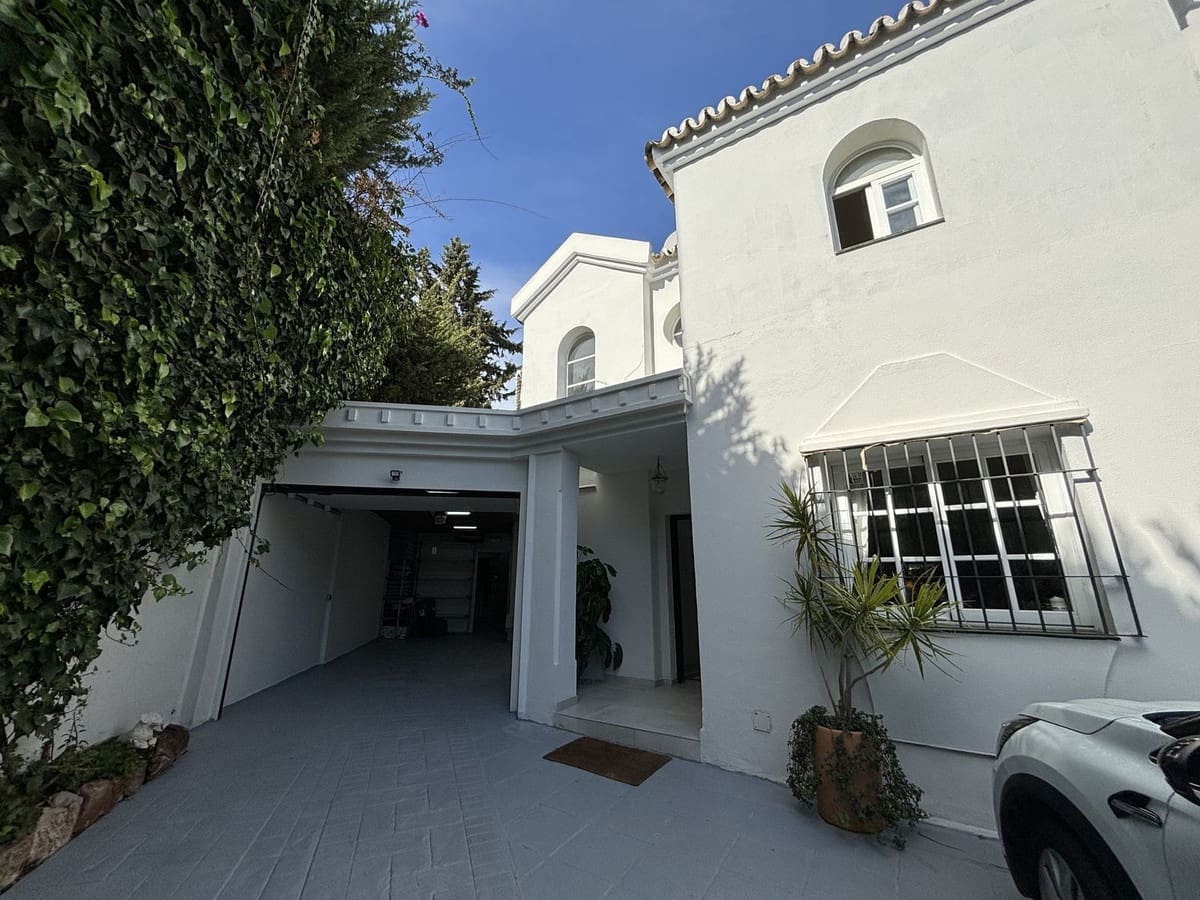 5 sovrum Villa till salu i Nueva Andalucia - 1 800 000 € (Ref: 9079705)