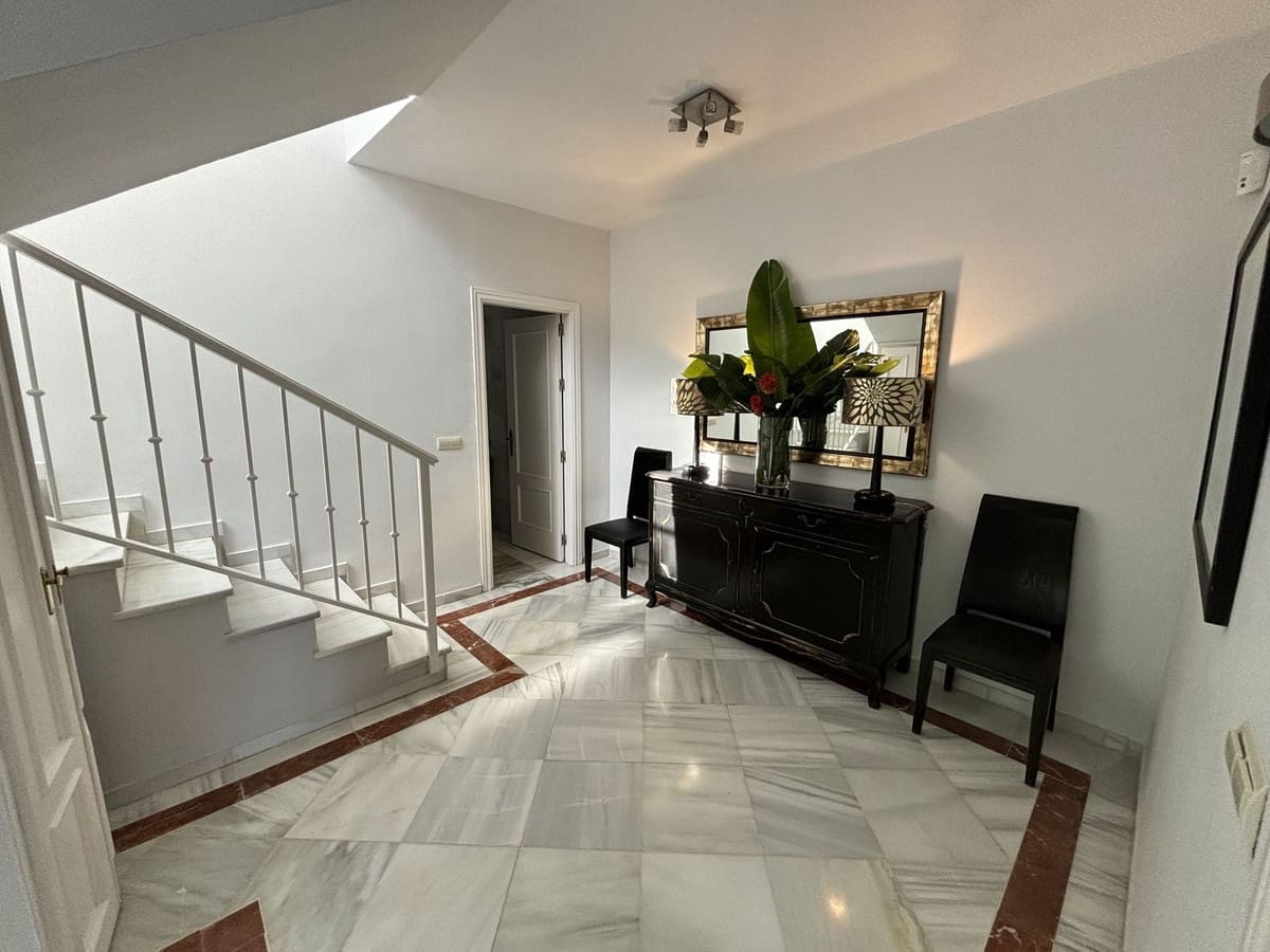5 sovrum Villa till salu i Nueva Andalucia - 1 800 000 € (Ref: 9079705)