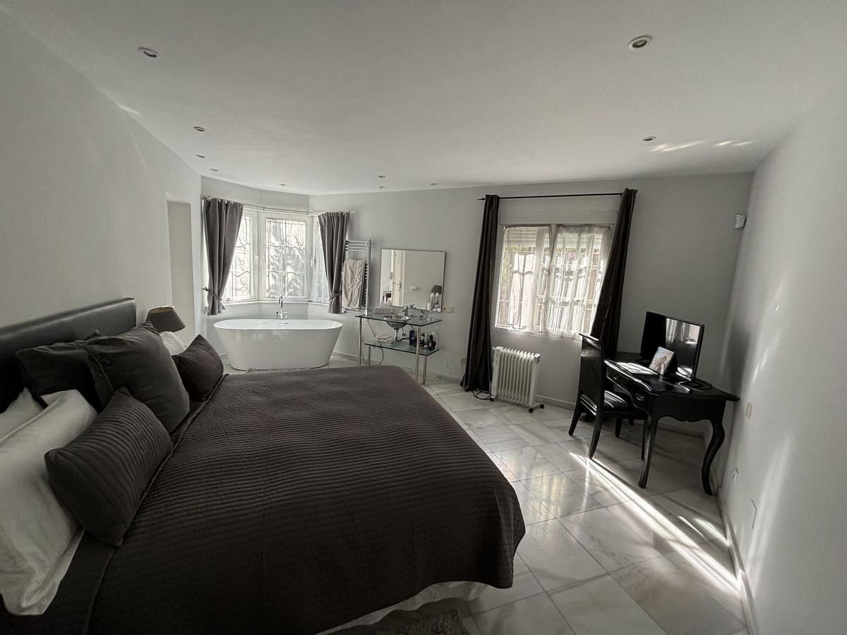 5 sovrum Villa till salu i Nueva Andalucia - 1 800 000 € (Ref: 9079705)