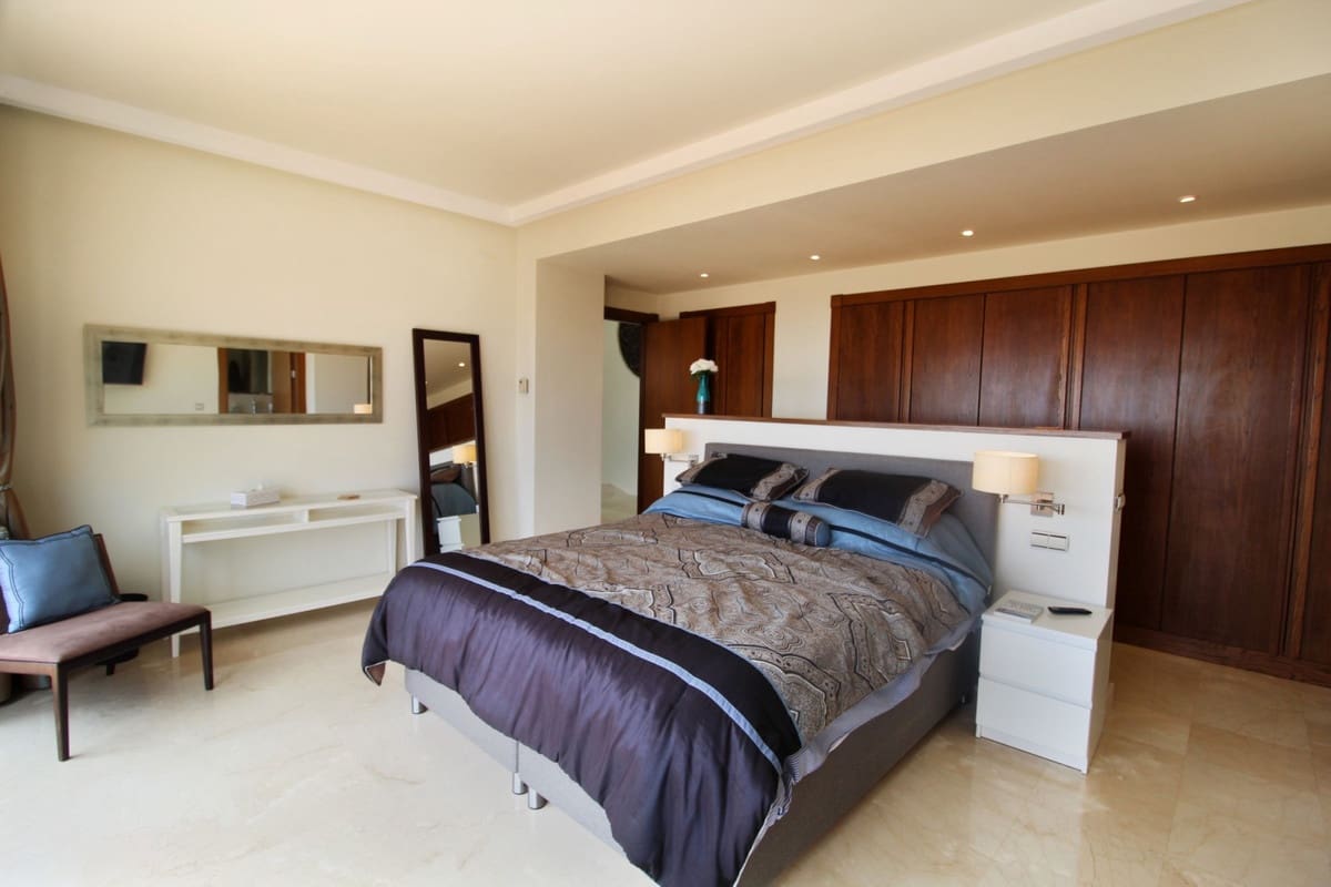 5 bedroom Villa for sale in Benahavis - € 1,795,000 (Ref: 9079707)