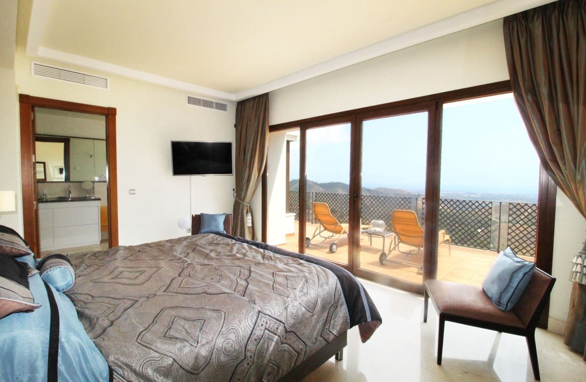 5 bedroom Villa for sale in Benahavis - € 1,795,000 (Ref: 9079707)