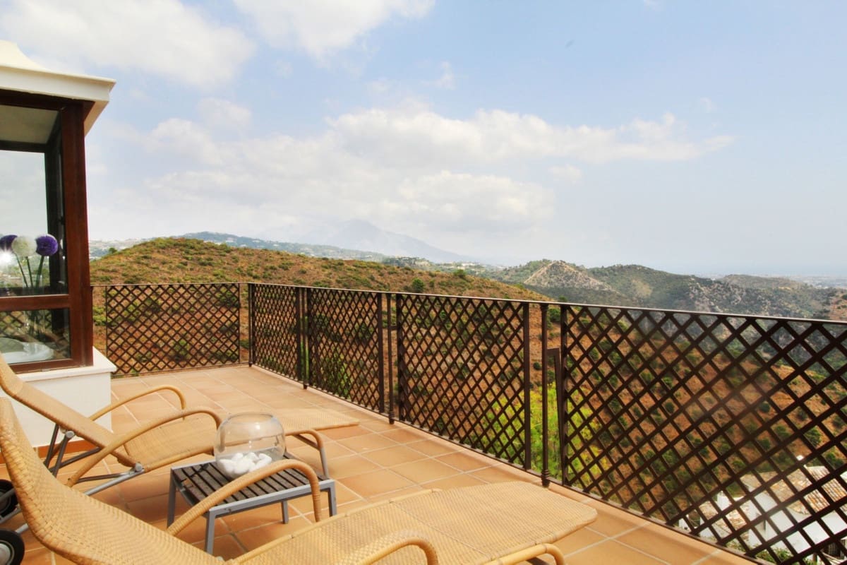 5 bedroom Villa for sale in Benahavis - € 1,795,000 (Ref: 9079707)