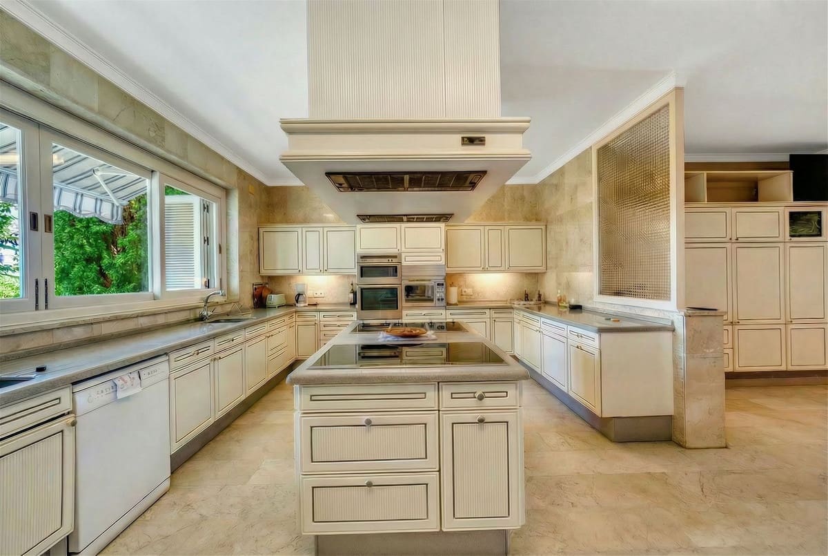 10 bedroom Villa for sale in Rio Real with garage - € 12,000,000 (Ref: 9080915)