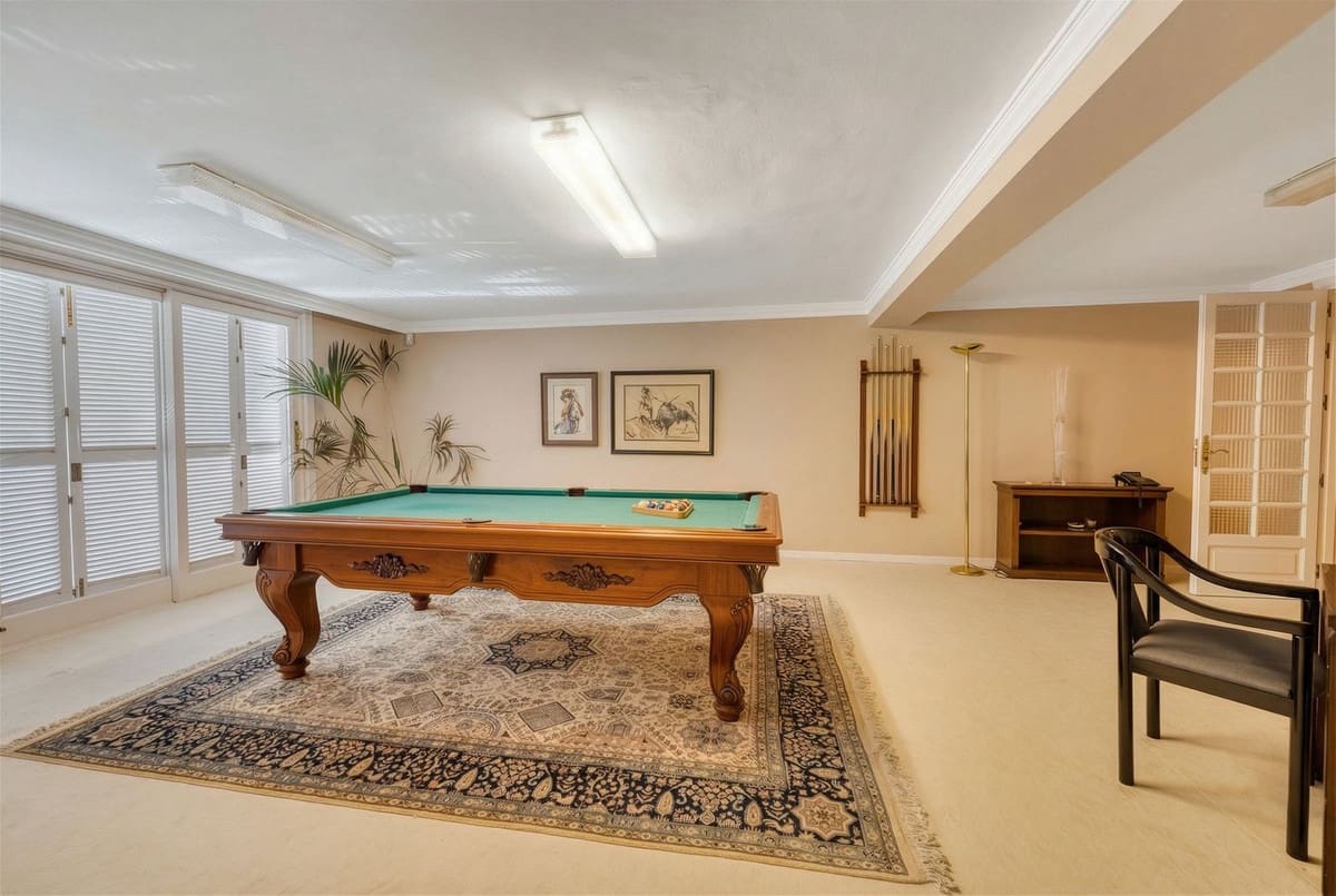 10 bedroom Villa for sale in Rio Real with garage - € 12,000,000 (Ref: 9080915)