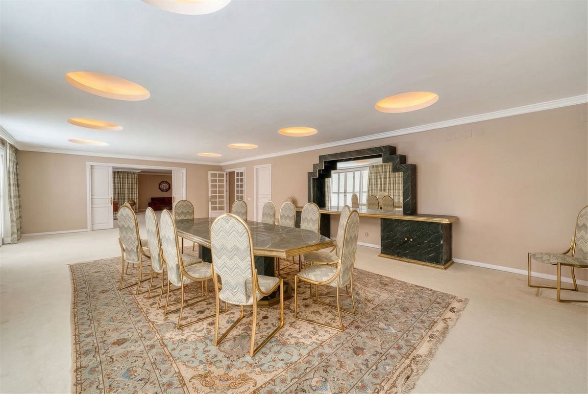 10 bedroom Villa for sale in Rio Real with garage - € 12,000,000 (Ref: 9080915)