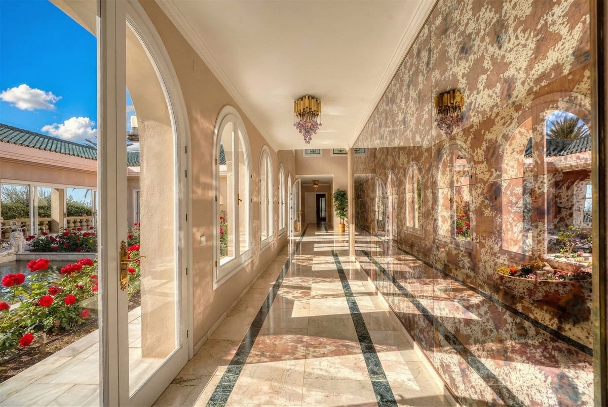 10 bedroom Villa for sale in Rio Real with garage - € 12,000,000 (Ref: 9080915)