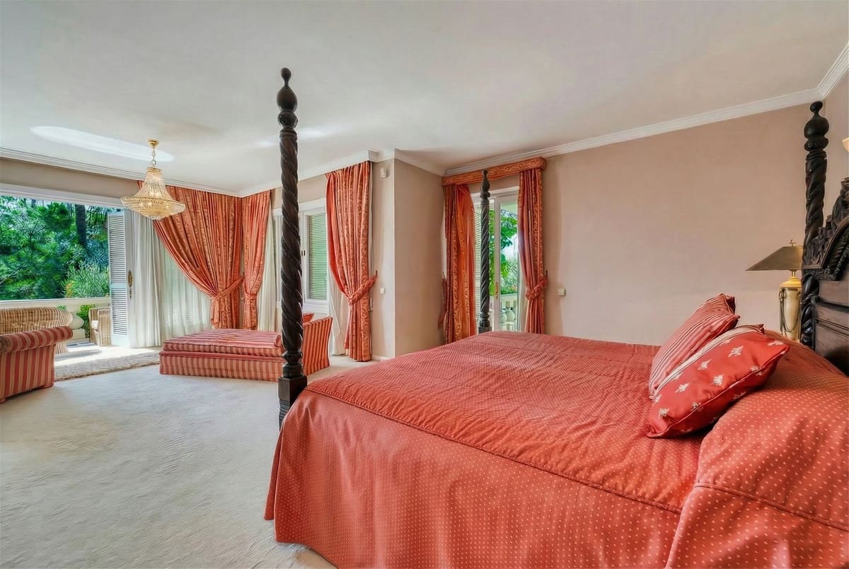 10 bedroom Villa for sale in Rio Real with garage - € 12,000,000 (Ref: 9080915)