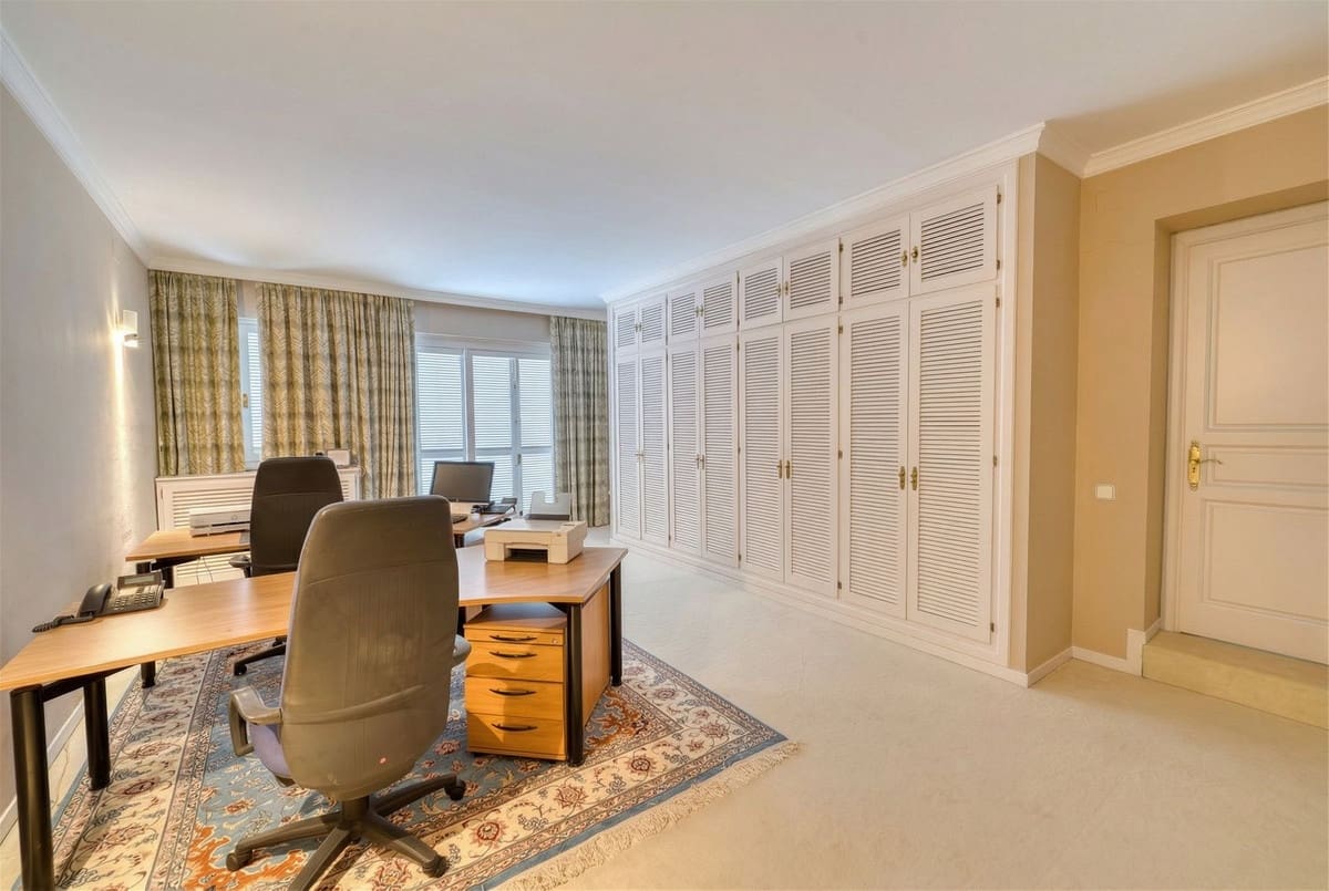 10 bedroom Villa for sale in Rio Real with garage - € 12,000,000 (Ref: 9080915)