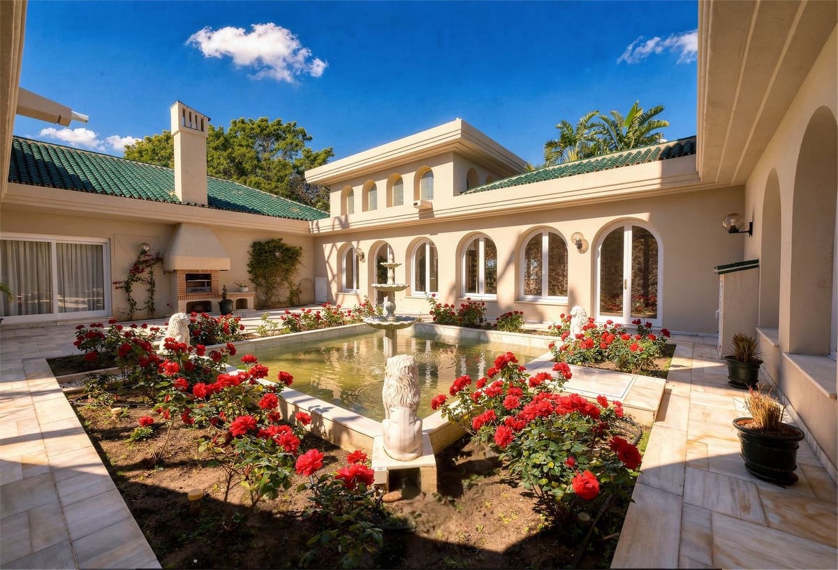 10 bedroom Villa for sale in Rio Real with garage - € 12,000,000 (Ref: 9080915)