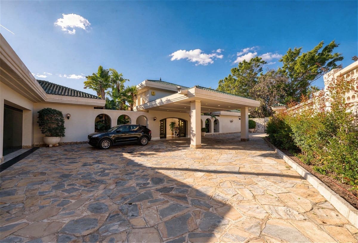 10 bedroom Villa for sale in Rio Real with garage - € 12,000,000 (Ref: 9080915)