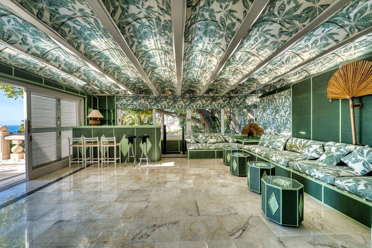 10 bedroom Villa for sale in Rio Real with garage - € 12,000,000 (Ref: 9080915)