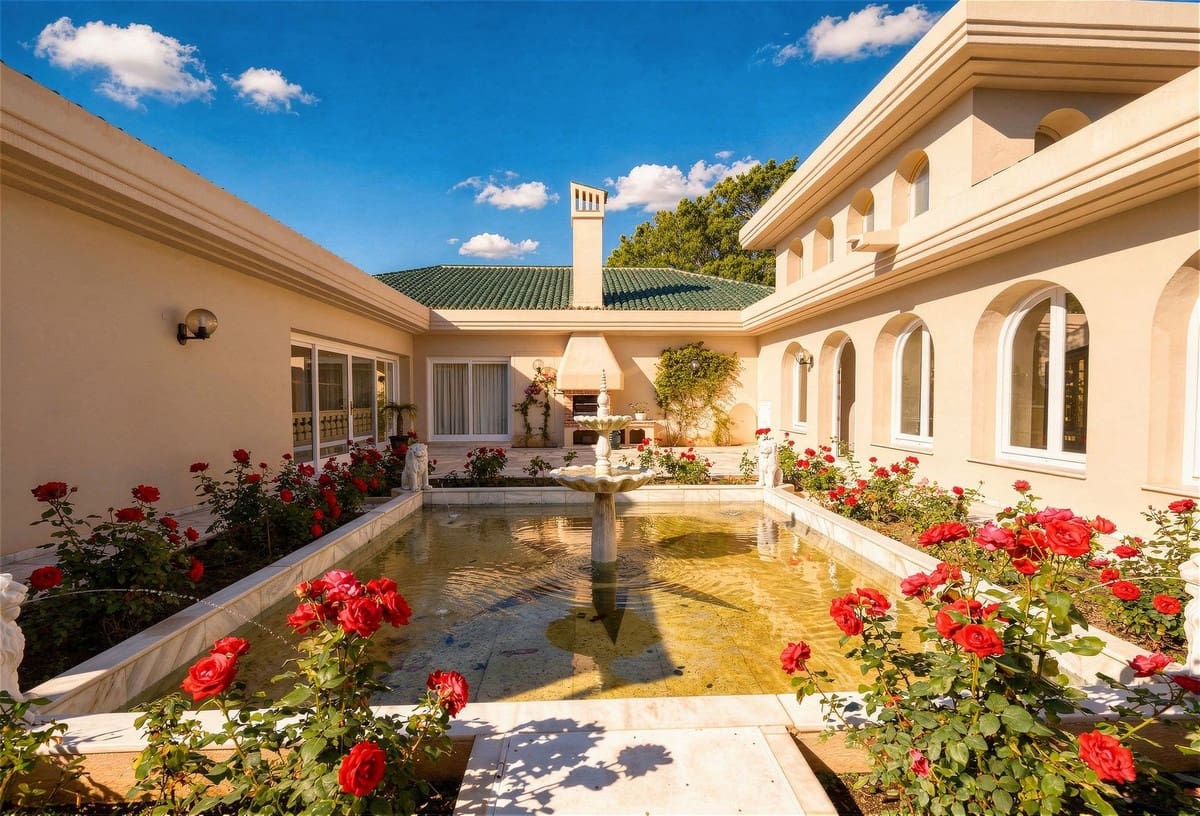 10 bedroom Villa for sale in Rio Real with garage - € 12,000,000 (Ref: 9080915)