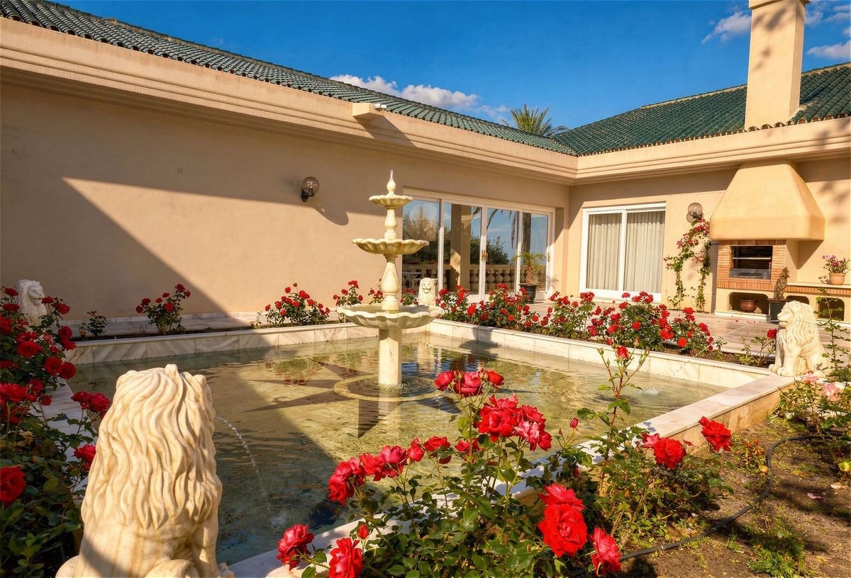 10 bedroom Villa for sale in Rio Real with garage - € 12,000,000 (Ref: 9080915)