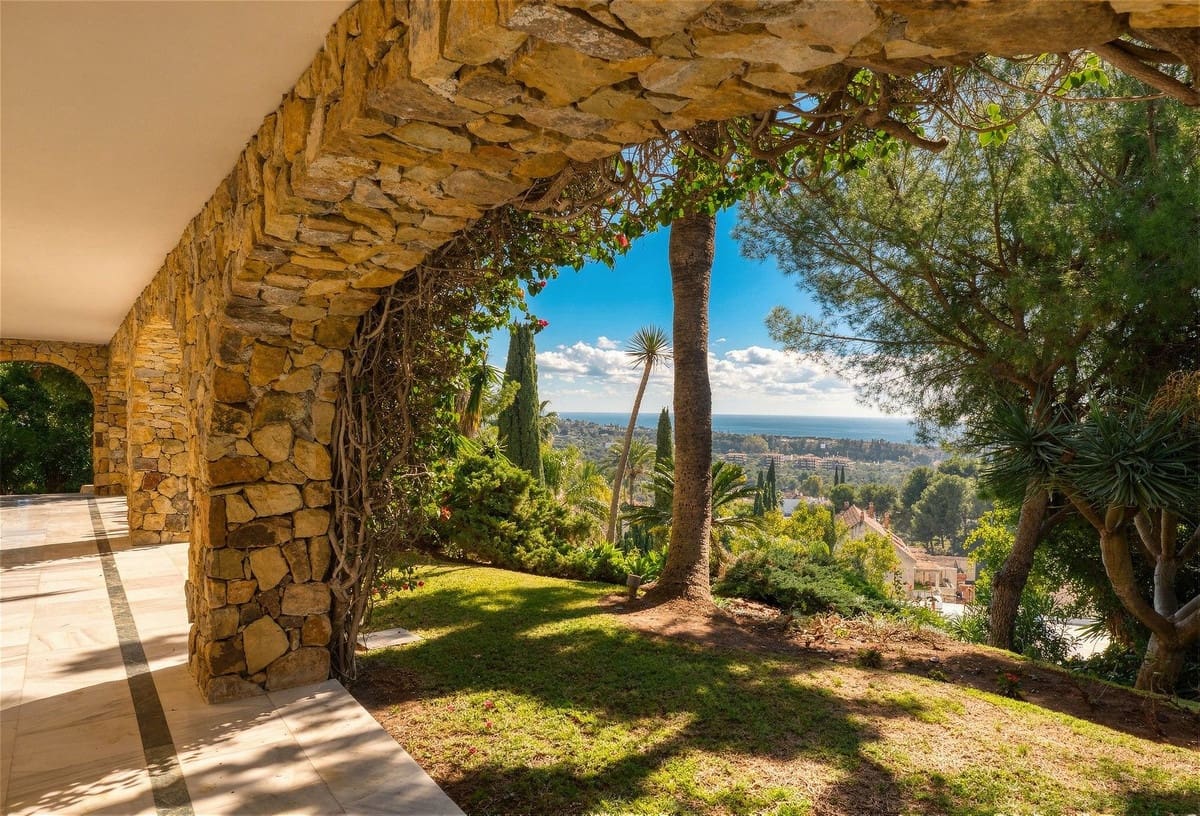 10 bedroom Villa for sale in Rio Real with garage - € 12,000,000 (Ref: 9080915)