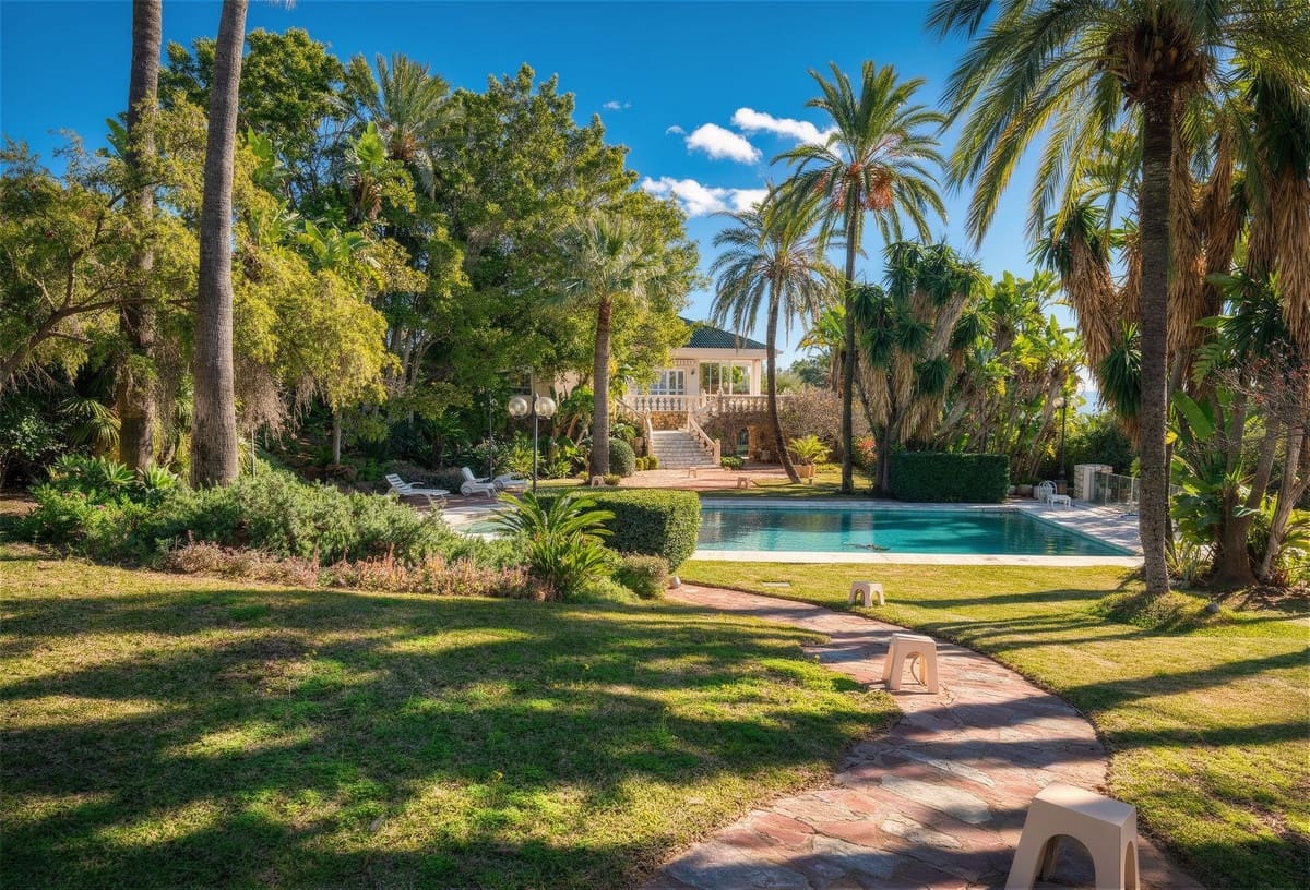 10 bedroom Villa for sale in Rio Real with garage - € 12,000,000 (Ref: 9080915)